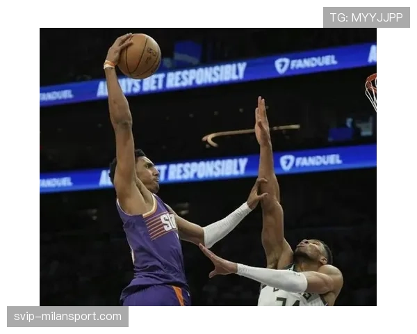 太阳防守体系崩溃 布克比尔后场防守压力过大